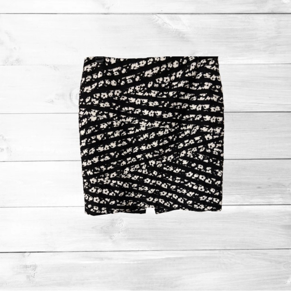 White House Black Market Floral print Black and White women’s Skirt